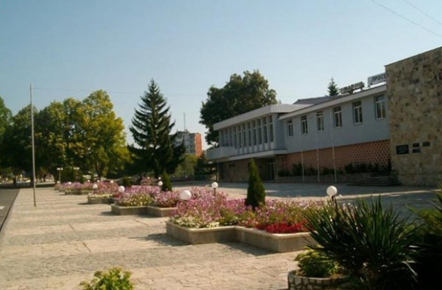 Строят защитено жилище в Кула