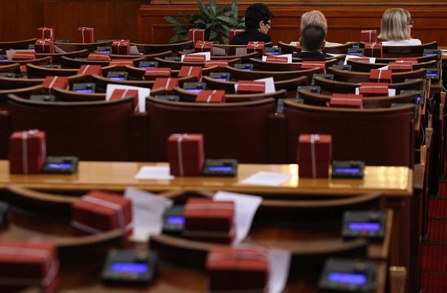 Депутатите похарчили 300 000 лв. за цветя и подаръци миналата година