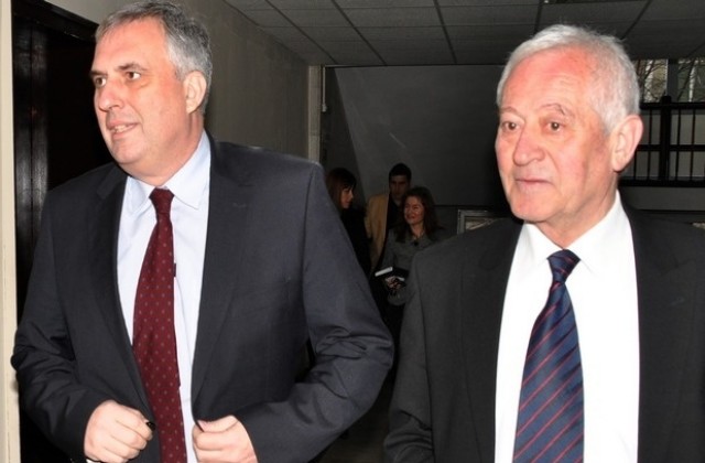 Държавата и бизнесът заедно да помагат на хората извън пазара на труда, смята Калфин