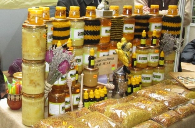 Заплахите за пчелните семейства са тема на международното пчеларско изложение