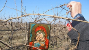 Днес е Голяма Задушница и Деня на лозаря