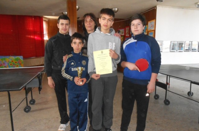 Победителите от ученическите игри по тенис на маса