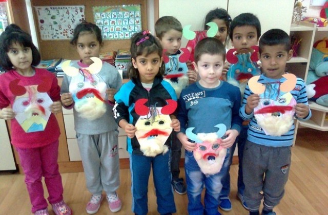 Деца правиха кукерски маски