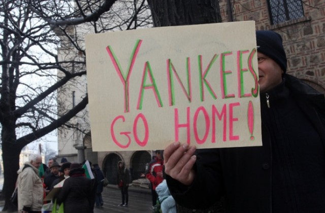 Протест пред президентството срещу НАТО