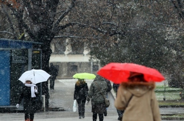 Температурите падат, дъжд и сняг по Черноморието