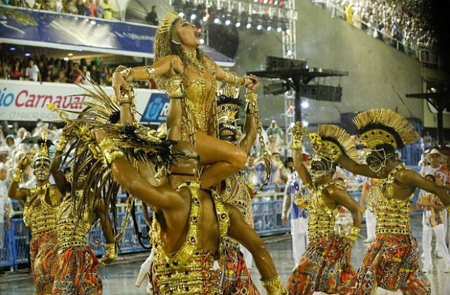 В Рио де Жанейро започна парадът на школите по самба (СНИМКИ)