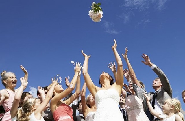 Американка доказва, че е уловила рекорден брой сватбени букети