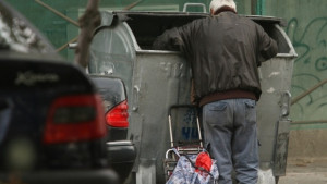 Малко под половината население на областта живее в тежки материални