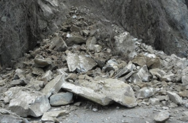 Взривяват надвиснали скали над пътя Кричим - Девин