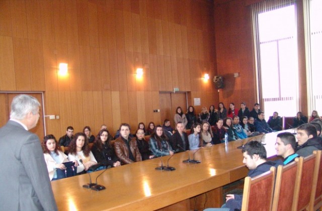 Студенти по Право посетиха Областна администрация