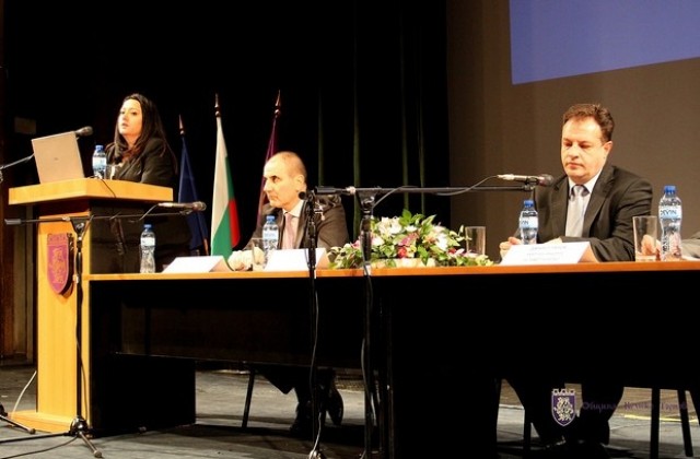 Министър Лиляна Павлова разясни програмата за саниране във В. Търново