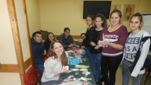 Доброволци от БЧК продават мартеници и събират пари за проект