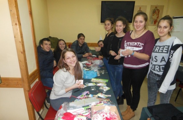 Доброволци от БЧК продават мартеници и събират пари за проект „Топъл обяд