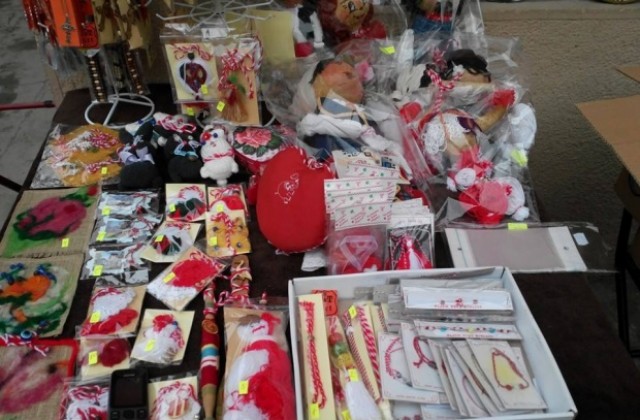 Младежи продават Мартеници за герои