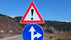 Община Дупница подменя повредените знаци