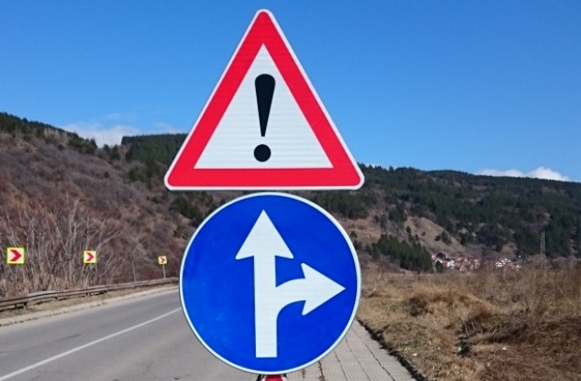 Община Дупница подменя повредените знаци