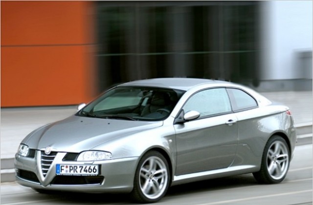 Изгоря лек автомобил Алфа Ромео