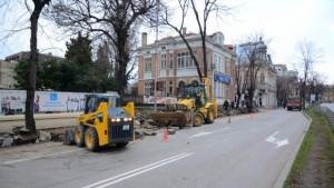 Започнаха ремонти на тротоарите в града СНИМКИ