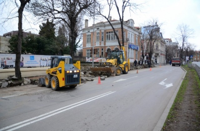 Започнаха ремонти на тротоарите в града (СНИМКИ)