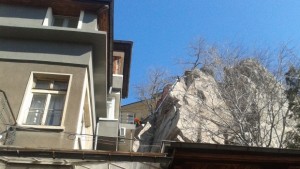 Пожарникари разбиват опасните скали под Античния театър