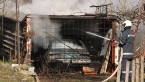 Гараж с лек автомобил изгоряха при пожар