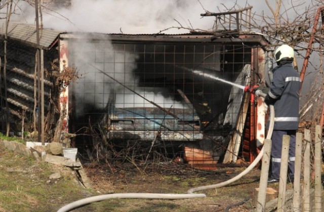 Гараж с лек автомобил изгоряха при пожар