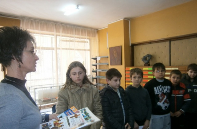 Ученици от  V ОУ „Христо Ботев  първи се включиха в предизвикателството на библиотеката за Левски