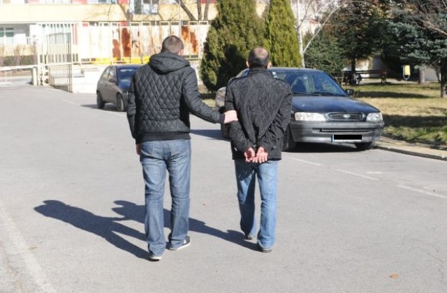 Арестуваха телефонни измамници