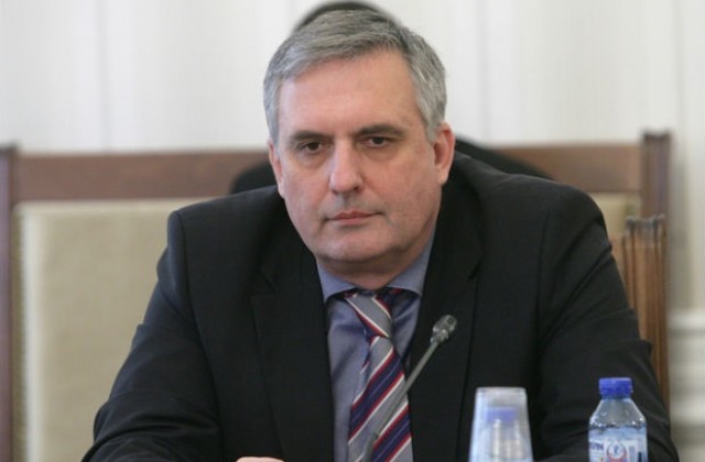 Ивайло Калфин защити нуждата от нов дълг