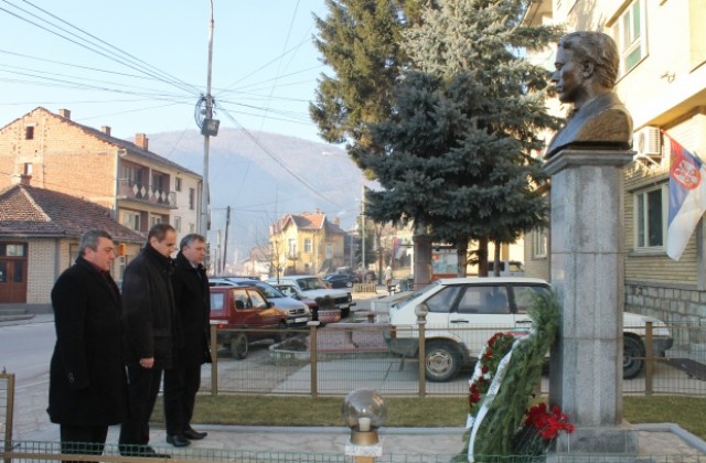 Областен управител, кмет и председател на ОС се поклониха пред Апостола в Босилеград