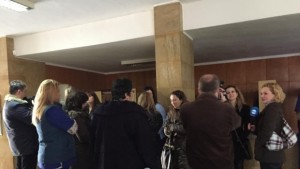 Здравните работници настояват да получат заплатите си