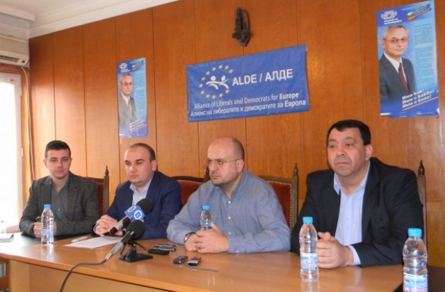 Евродепутатът от ДПС Илхан Кючюк откри информационен офис във Велико Търново