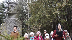 Без помпозни слова почетохме Апостола