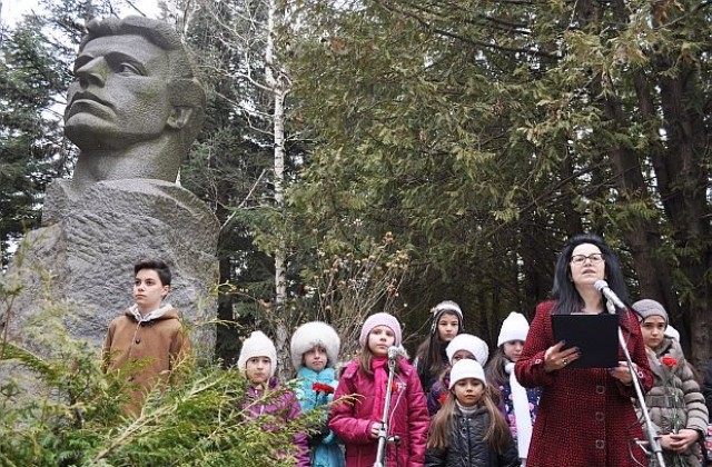 Без помпозни слова почетохме Апостола