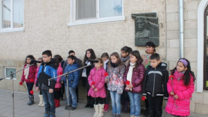 В Елена поднесоха цветя на знакови места свързани с Апостола