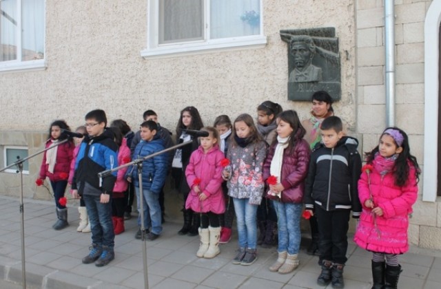 В Елена поднесоха цветя на знакови места, свързани с Апостола