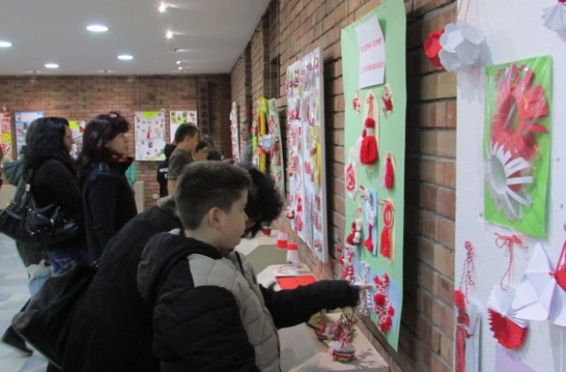 Акция Подари усмивка ще раздава мартенци в Горна Оряховица