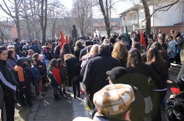 Стотици се преклониха пред паметта на Левски в Димитровград