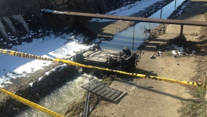 Кола изхвърча от пътя и падна в Перловската река в