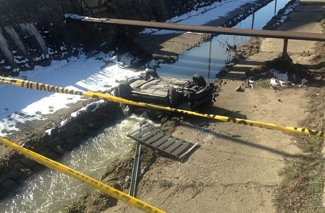 Кола изхвърча от пътя и падна в Перловската река в София