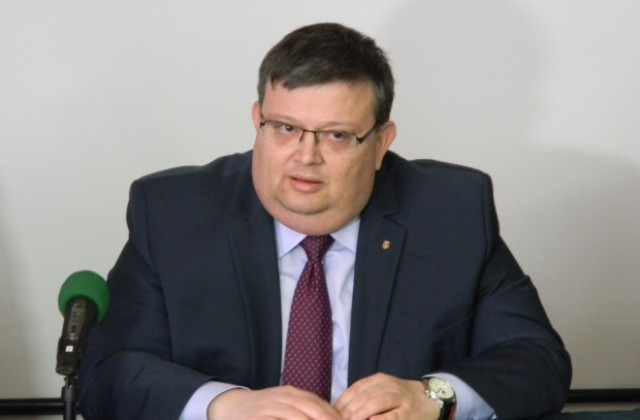 Цацаров: Янева не е в центъра на скандала Червеи, и други хора скоро ще са ясни