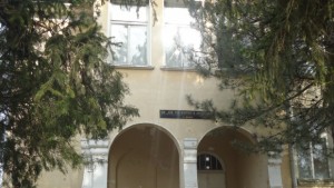 Бъзън събира пари за да си върне училището