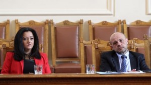 Депутати разказаха вицове в дебата за санирането