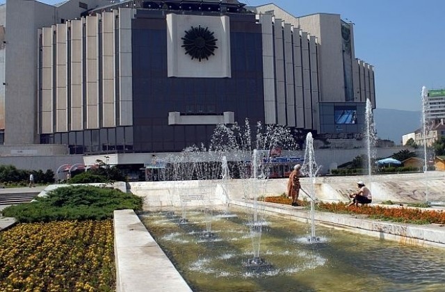 Падна таван в административната сграда на НДК