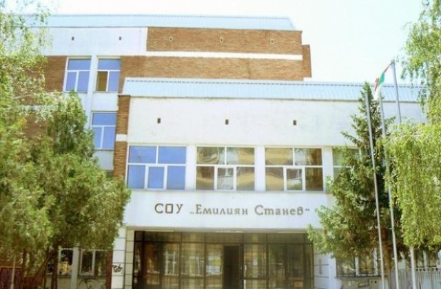 С многобройни прояви СОУ “Ем. Станев” чества патронния си празник