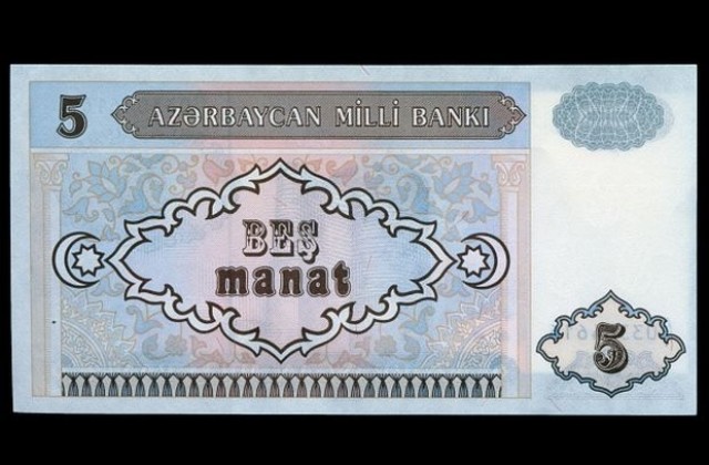 Азербайджан девалвира валутата си
