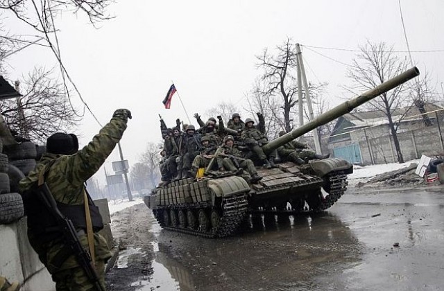 Изтеглят тежките оръжия от Източна Украйна