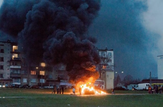 Празничен огън от гуми запалили в Девня на Заговезни