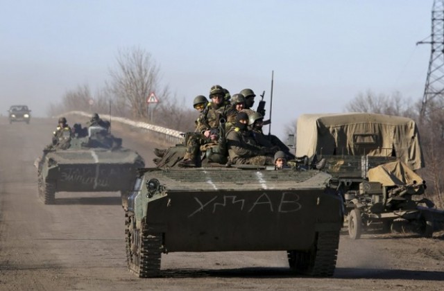 Киев ще изтегля тежките оръжия от Донбас след пълното прекратяване на огъня
