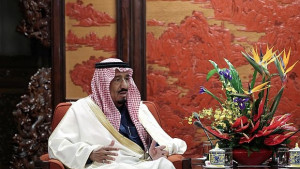 Новият саудитски крал излива пари и бонуси към населението